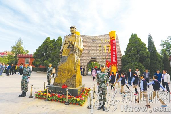 圖為徐向前元帥塑像。