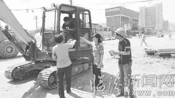 宣傳員為工人發放宣傳單