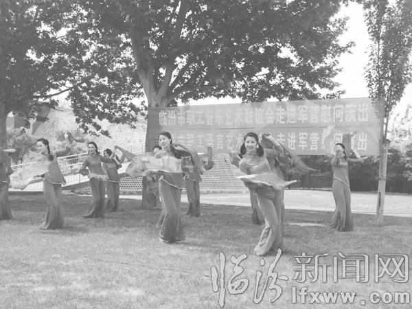 臨汾:群眾文化進軍營 軍民魚水情更深