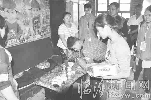 志愿者為趙崢芳送來《中外十大名著》