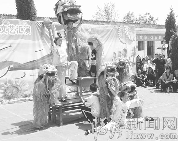 臨汾:兒童節 花園里花朵更鮮艷