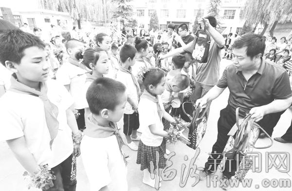 臨汾:兒童節 花園里花朵更鮮艷