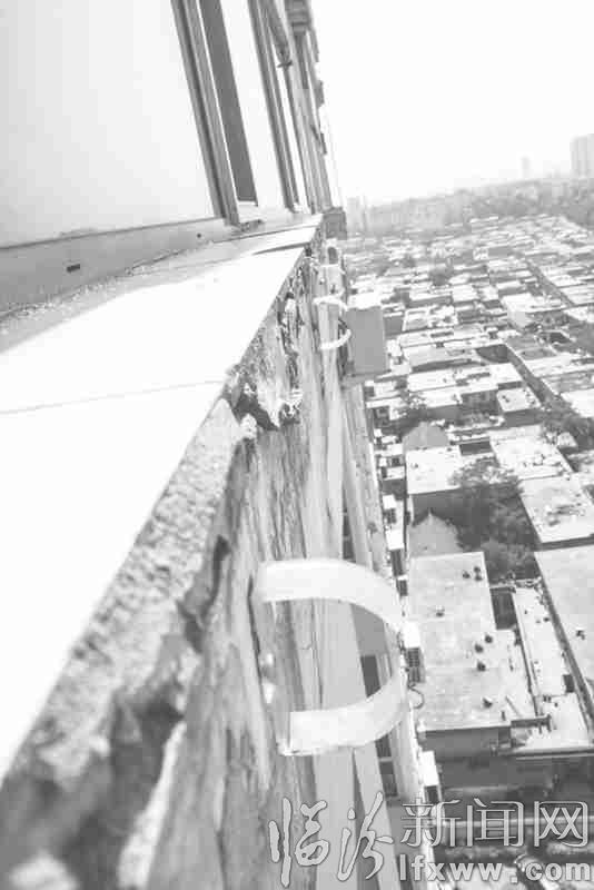 高層窗戶下面只剩下卡裝飾燈管的卡槽