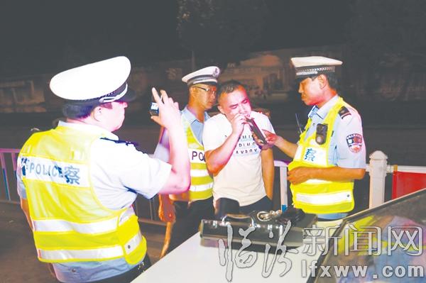 臨汾市交警支隊在全市范圍內開展了夜查專項行動