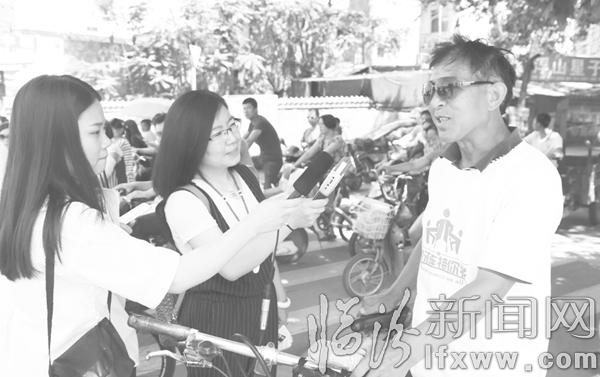 交通文藝廣播的記者讓市民談文明出行的必要性