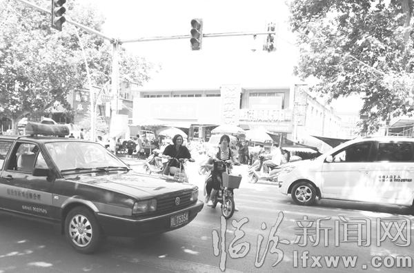 市民騎車在機動車道穿行