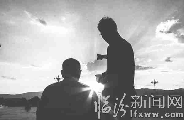 陪父親一起看夕陽