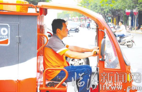 臨汾:揮汗如雨 堅守崗位灑心血