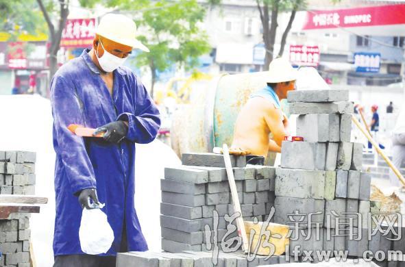 臨汾:揮汗如雨 堅守崗位灑心血