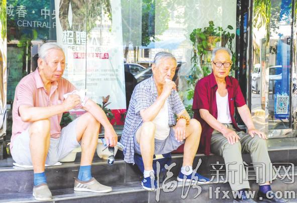 臨汾:揮汗如雨 堅守崗位灑心血