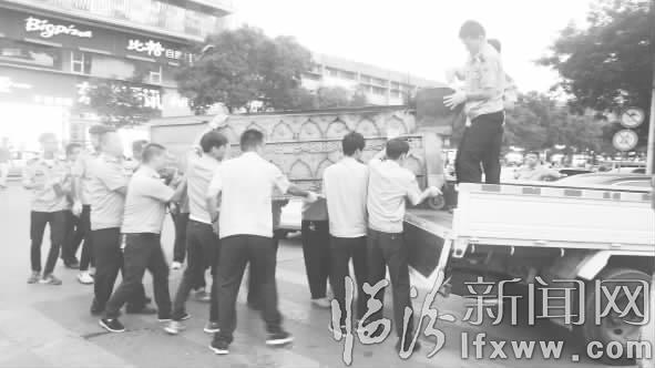 臨汾平陽廣場夜市上演“消煙戰(zhàn)”