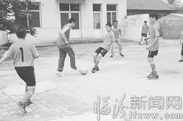 曲沃:足球場(chǎng)上 訓(xùn)練正酣