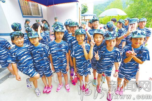 臨汾小記者變身“小軍人”