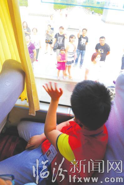 臨汾小記者變身“小軍人”