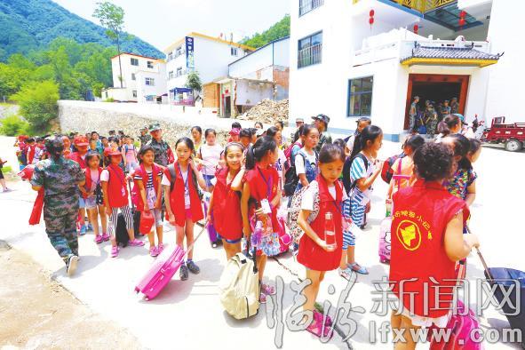 臨汾小記者變身“小軍人”