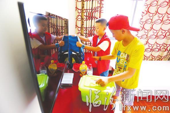 臨汾小記者變身“小軍人”