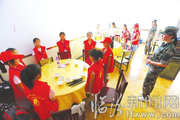 臨汾小記者變身“小軍人”