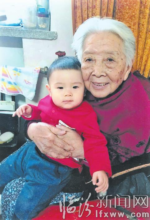 李哲晚年很幸福。