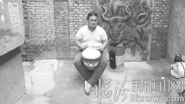 臨汾馮世偉:打起手鼓唱起歌 “玩”出多彩“圓”生活