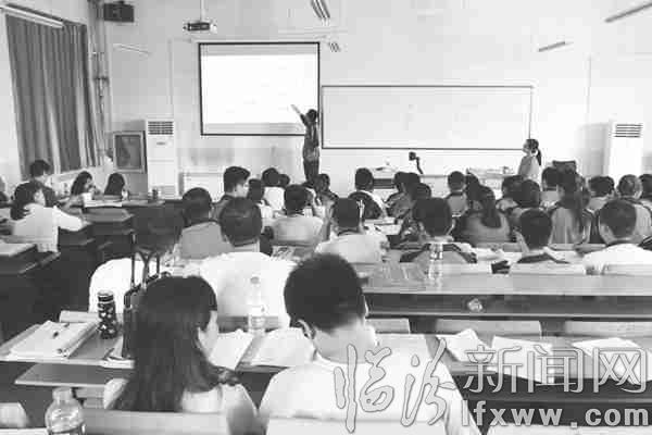 老師正在用多媒體為學生們授課