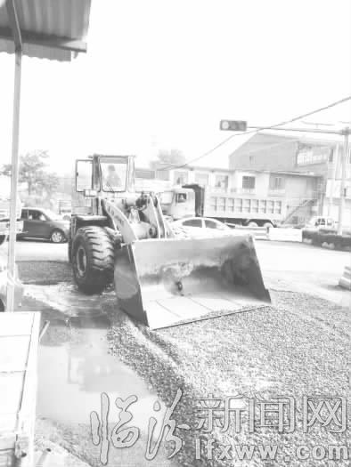 侯馬虒祁村農民黨員義務修復道路