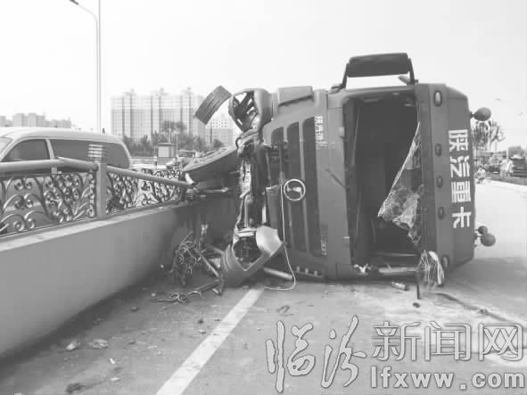 堯都區:貨車撞橋側翻 具體原因待查