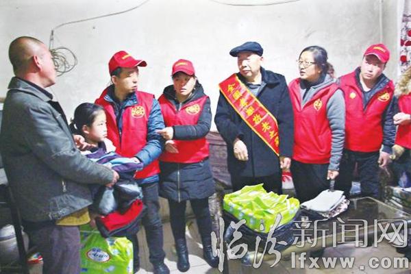 王俊杰(右三)參加公益活動。 資料圖