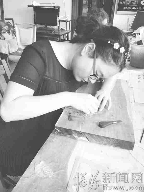 劉淑玉伏案雕刻