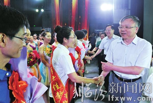 臨汾市表彰“十佳百優(yōu)”教師 岳普煜劉予強為獲獎教師頒獎