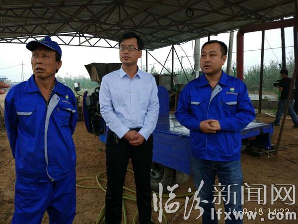 中跺鄉鄉長葛吉平(中間)