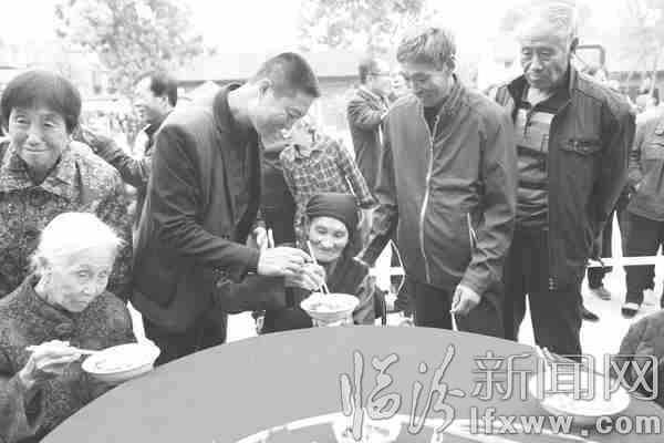 襄汾吉柴村八旬老人同吃長壽面