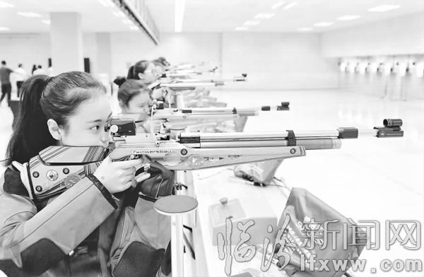 臨汾:運(yùn)動(dòng)員在射擊館10米靶賽場(chǎng)進(jìn)行射擊訓(xùn)練
