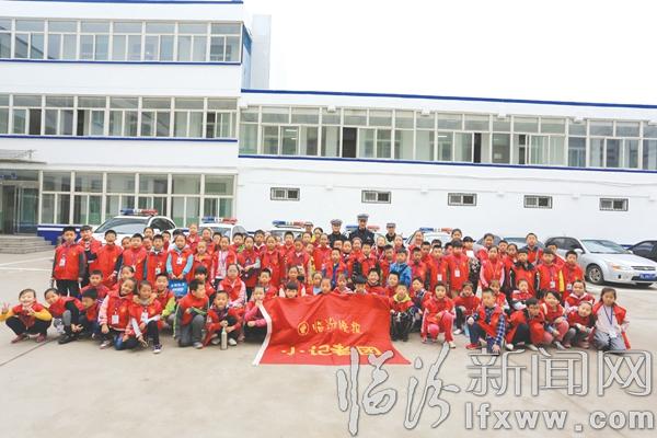 晚報(bào)小記者爭當(dāng)文明出行小使者