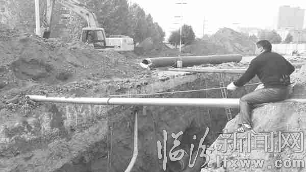 位于迎賓大道與濱河東路交叉立交橋南側的工地上,工人正在緊鑼密鼓施工。