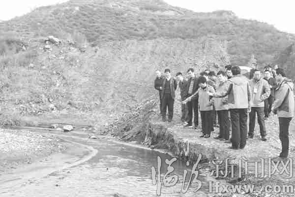 圖為執(zhí)法采訪團在洪洞縣堤村鄉(xiāng)干河村段檢查