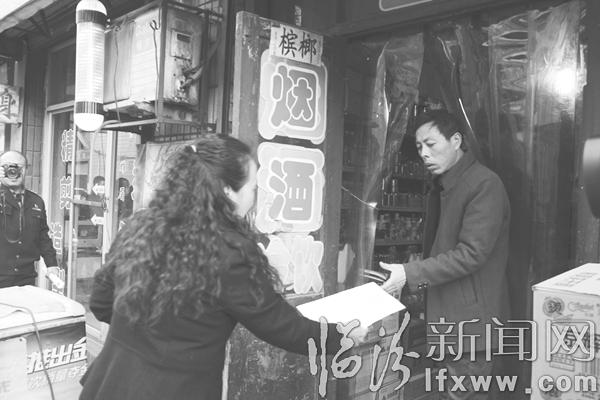 工作人員發放宣傳材料