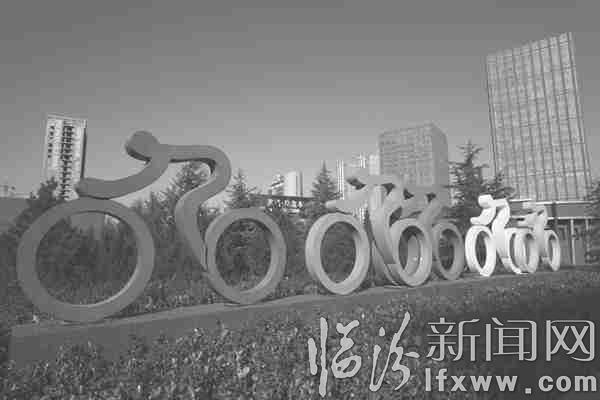 圖為由自行車組成的“綠色行”雕塑