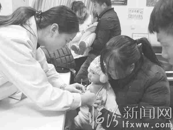 堯都區(qū)疾病預(yù)防控制中心為寶寶接種疫苗