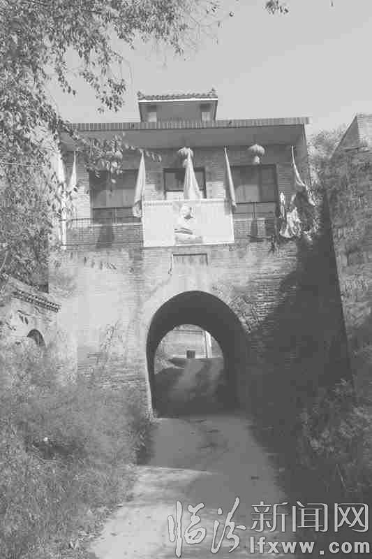 進出堡門的必經之路,玄帝閣就建在上面。