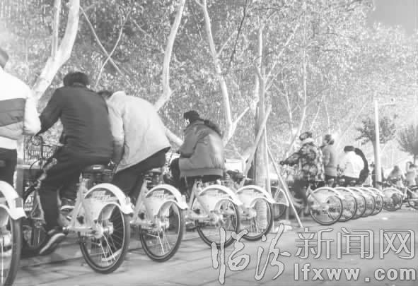 臨汾怪象:公共自行車咋就成了一些人的“座椅”