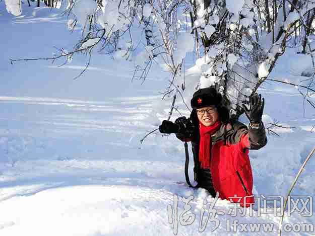 圖為 本網(wǎng)記者 閆銳鵬 在齊腰的雪地里攝影創(chuàng)作。_副本.jpg