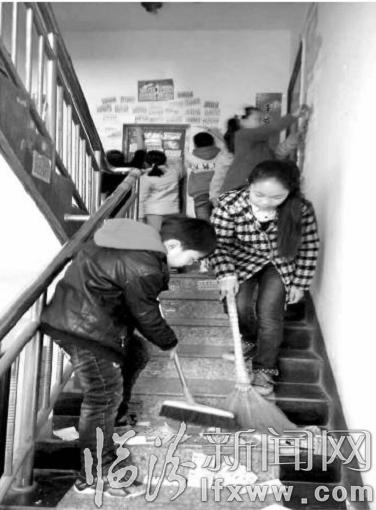 堯都區實驗小學的同學們走進敬老院打掃衛生。 資料圖