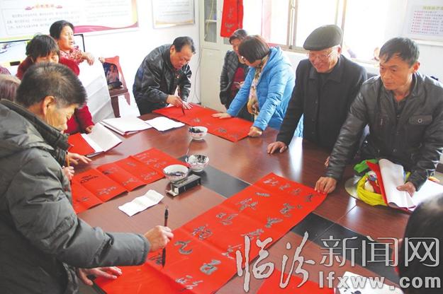 洪洞:傳統(tǒng)中國(guó)年 春聯(lián)送百姓
