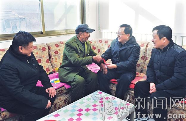 劉予強在洪洞縣訪貧問寒