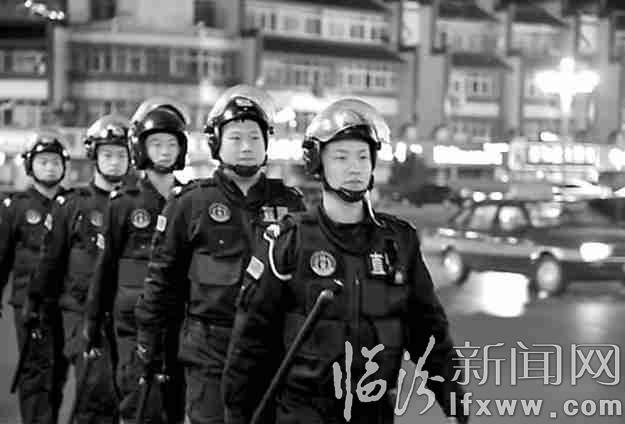 圖為市公安局直屬分局民警在市區(qū)巡邏