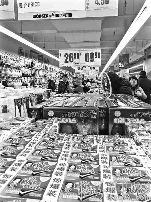 超市商品琳瑯滿目,消費者挑選熱情高。