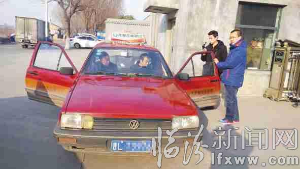 工作人員截獲一輛偽裝出租車