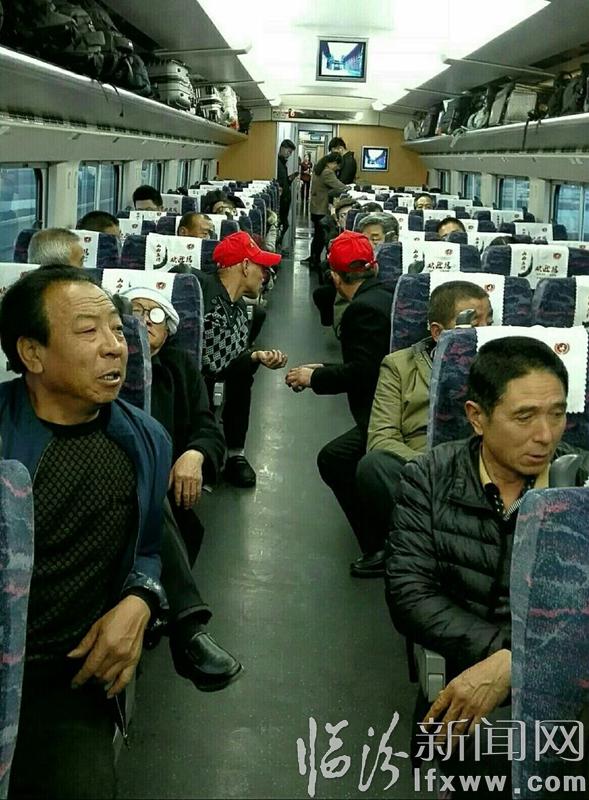 “樸實老農奔赴廣州,威風鑼鼓展示雄風”。老姚帶您觀看《現場直播》