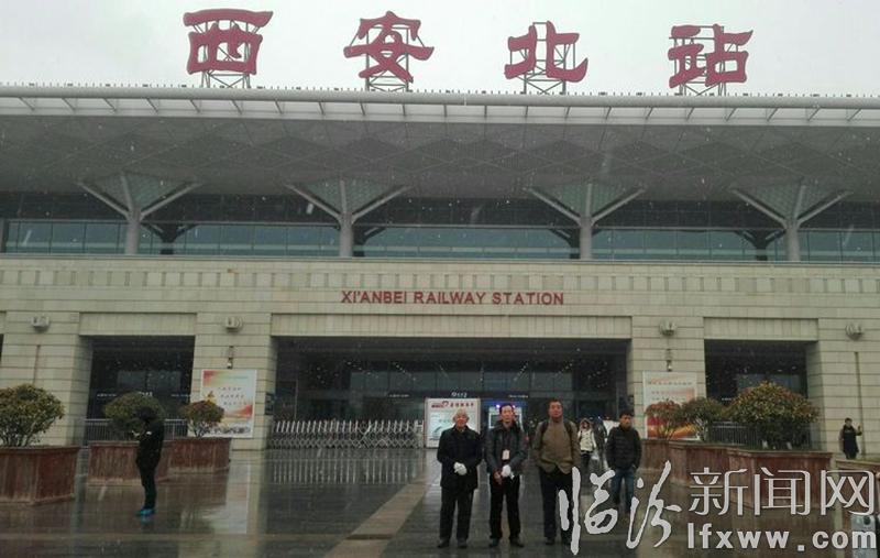 “樸實老農奔赴廣州,威風鑼鼓展示雄風”。老姚帶您觀看《現場直播》