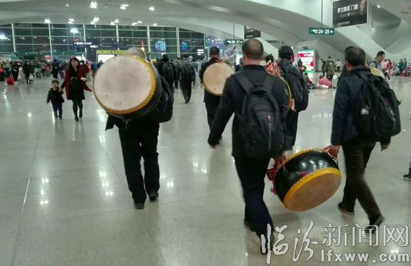 “樸實老農奔赴廣州,威風鑼鼓展示雄風”。老姚帶您觀看《現場直播》